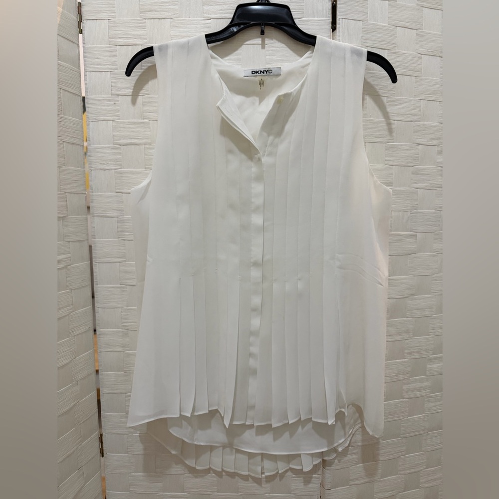 DKNYC White Pleated Sleeveless Blouse